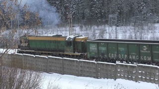Маневровый тепловоз ТЭМ2-7706 с полувагонами