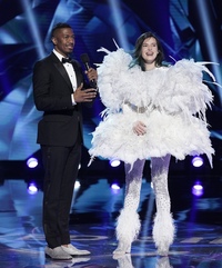 The masked singer лебедь. большие девочки во сколько на премьер. сколько лет девочке. сколько девочек на фото. рост девушек.