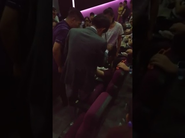 A sudden heart attack in a theater. Doctors and assistants slapped the patients