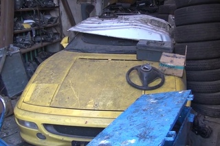 Ferrari F355 en un desarmadero de Quilmes