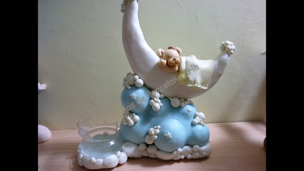 Adorno de torta bautismo, nacimiento, Osito sobre luna y nube en porcelana