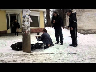 Трудяги возле завода не поделили рюмку водки.
