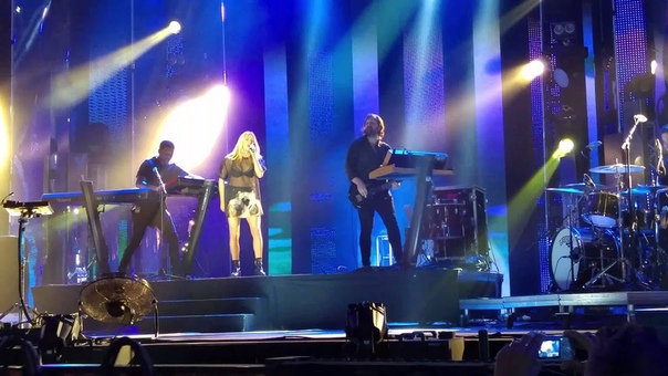 Ellie Goulding Outside, Milan MTV