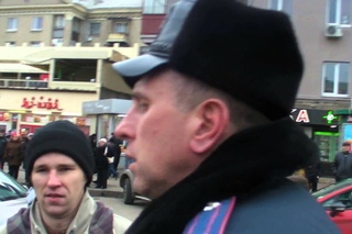 Ukrainian police officer covers up a criminal with a knife and allows him to escape
