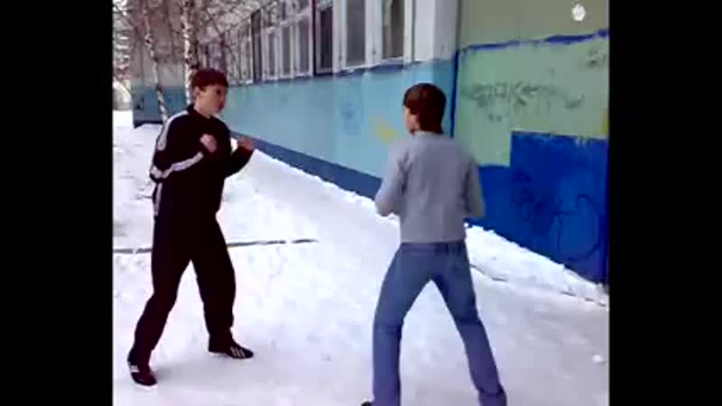 Школьники дерутся,
