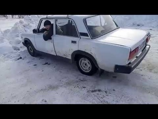 Бёрнаут на ВАЗ 2107. Проверяем есть ли самоблок (конечно нет).