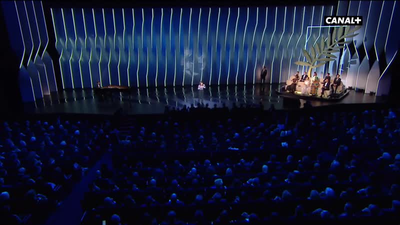Hommage a Michel Legrand Juliette Armanet interprete Les Moulins de mon coeur Cannes