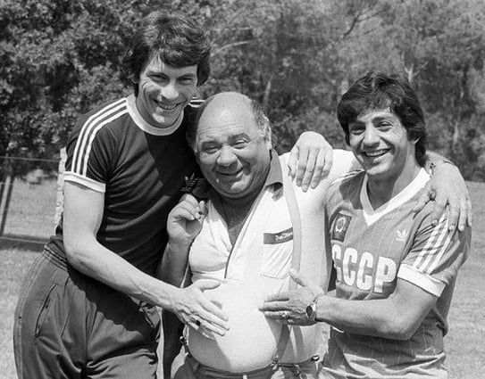 Ренат Дасаев, Хорен Оганесян и Евгений Леонов, 1982 г Напишите в комментариях ваши любимые цитаты его героев, которых он сыграл .Не забудь поставить , чтобы мы не пропали из Вашей ленты!Спасибо