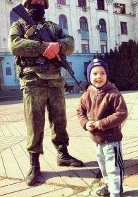 вежливые люди. вежливые люди с детьми. засекли вежливого человека. вежливые люди в симферополе 2014. засекли вежливого человека.