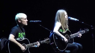 Avril Lavigne & Evan Taubenfeld - Everybody Hurts - #Winnipeg MTS Center 2011 Black Star Tour Live