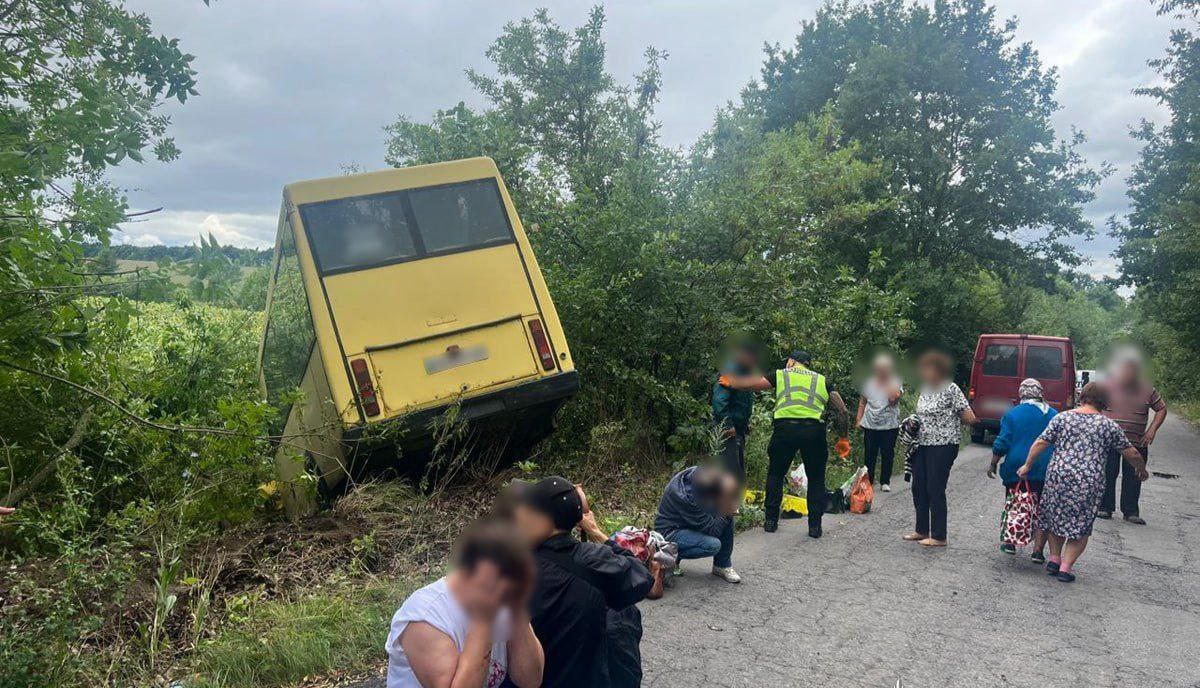 Автобус с пассажирами слетел в кювет Винницкой области Это картинка